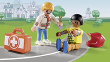 Carica l'immagine nel visualizzatore di Gallery, Playmobil Duck ON Call Ambulanza in Azione. Soccorso del Pilota da Corsa 70919